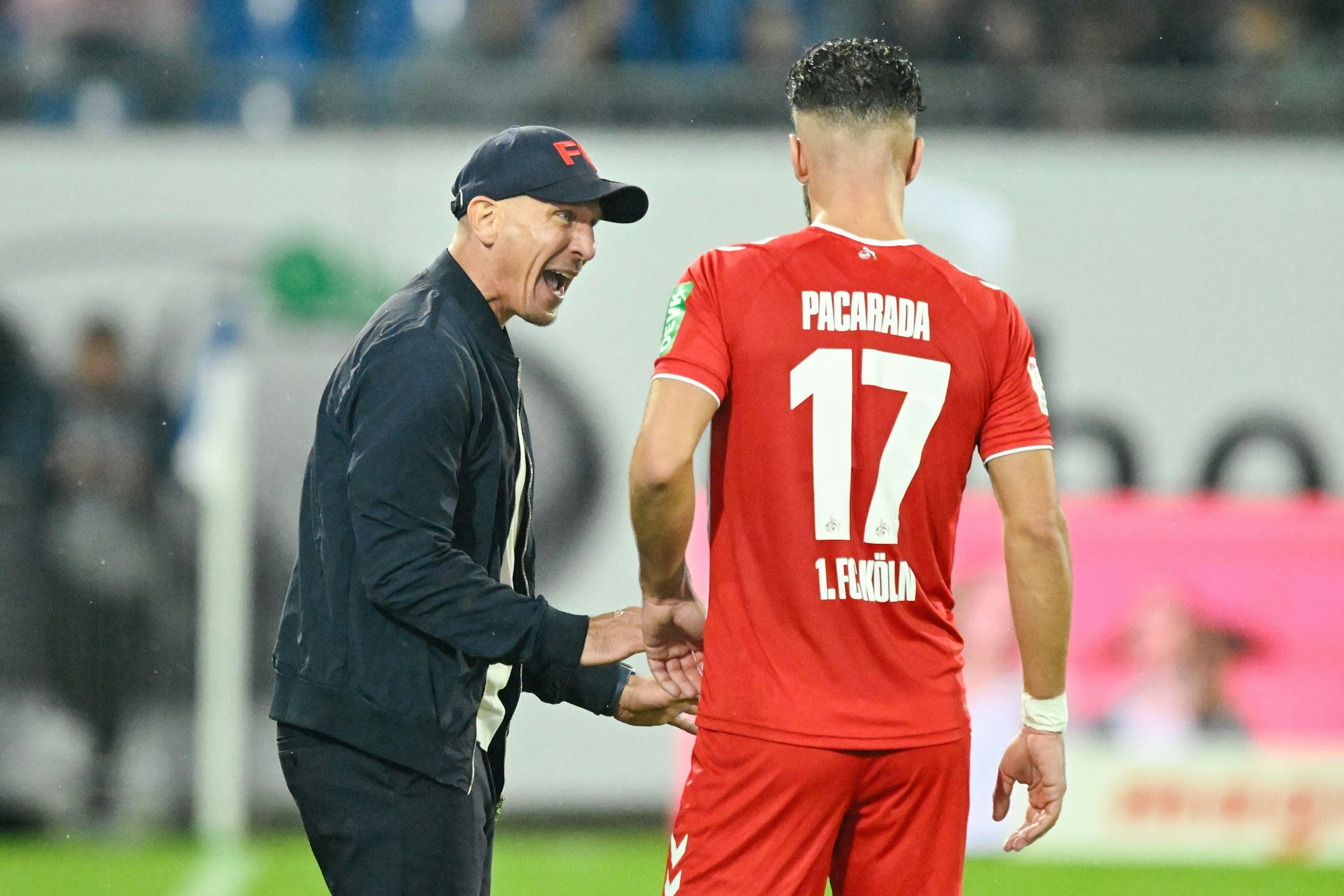 Gerhard Struber redet auf Leart Pacarada ein.