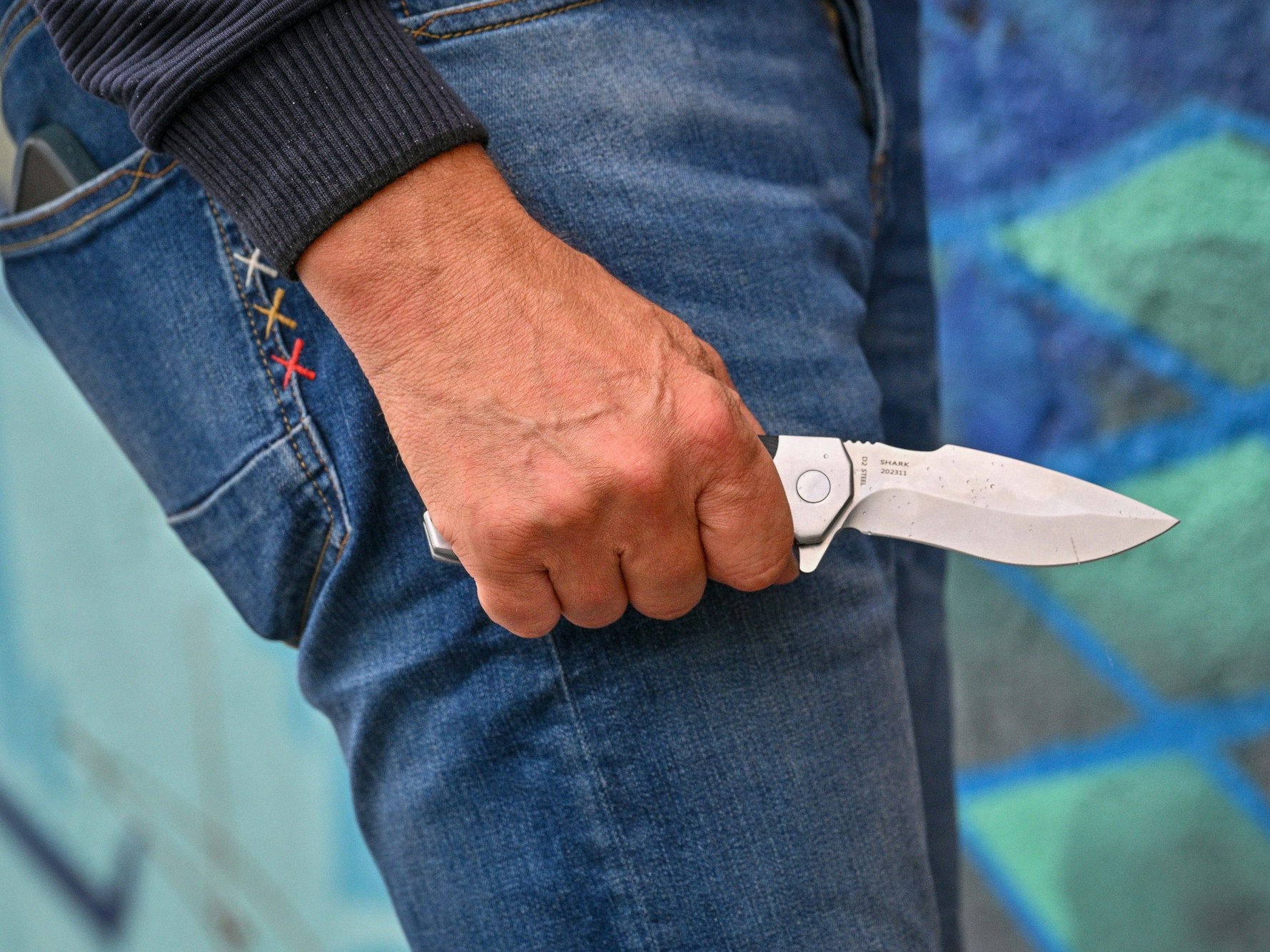 Mann mit einem Messer in der Hand.