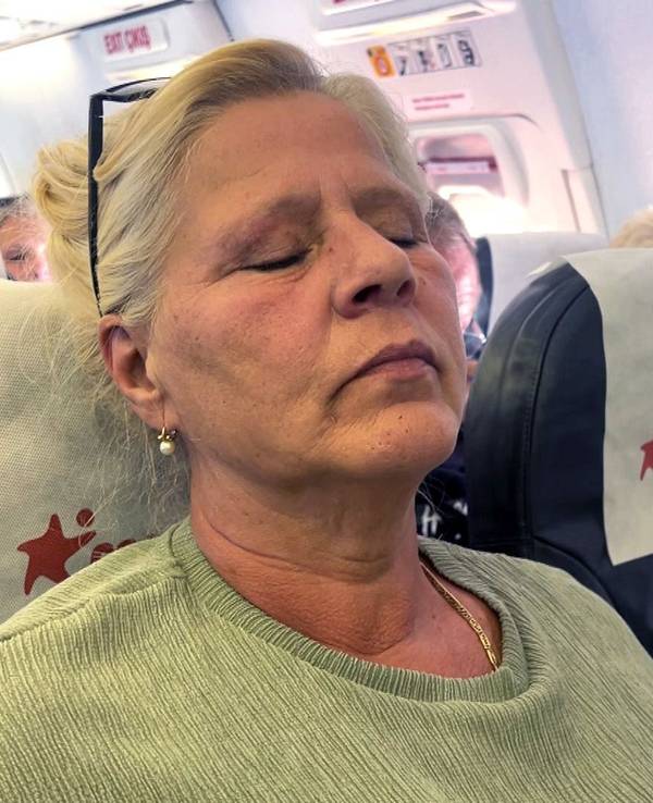 Silvia auf dem Rückflug nach Deutschland. Wie wird sie den Flug überstehen?