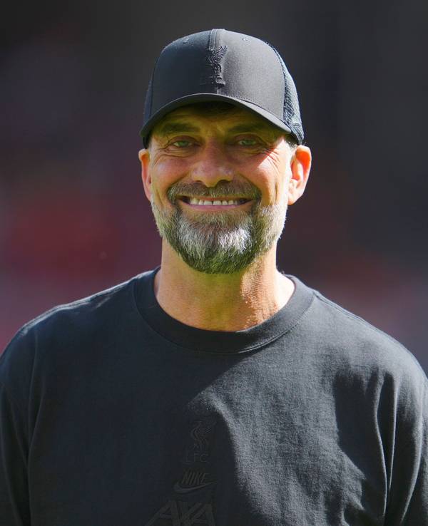 Liverpools Ex-Trainer Jürgen Klopp lächelt vor dem Spiel.