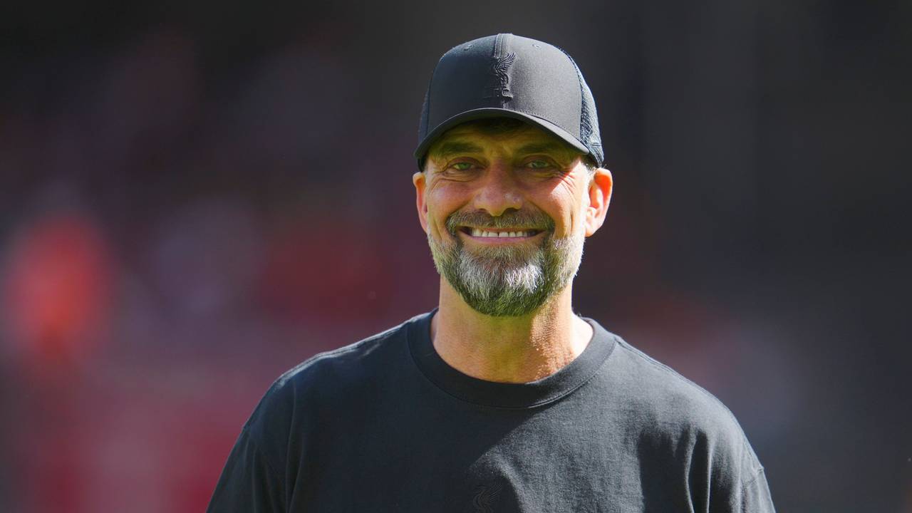 Liverpools Ex-Trainer Jürgen Klopp lächelt vor dem Spiel.