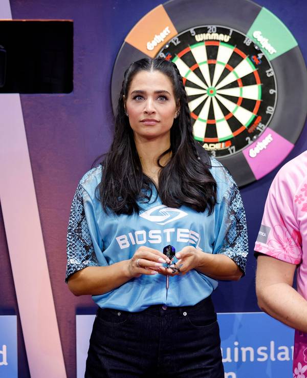Moderatorin Amira Pocher / Austrian Powers und Moderator Oliver Pocher / Tiny Bull bei der Promi-Darts-WM 2023 im Maritim Hotel.