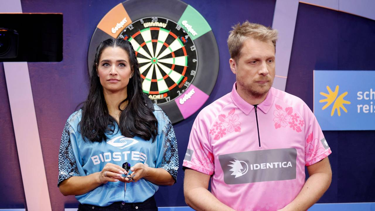 Moderatorin Amira Pocher / Austrian Powers und Moderator Oliver Pocher / Tiny Bull bei der Promi-Darts-WM 2023 im Maritim Hotel.