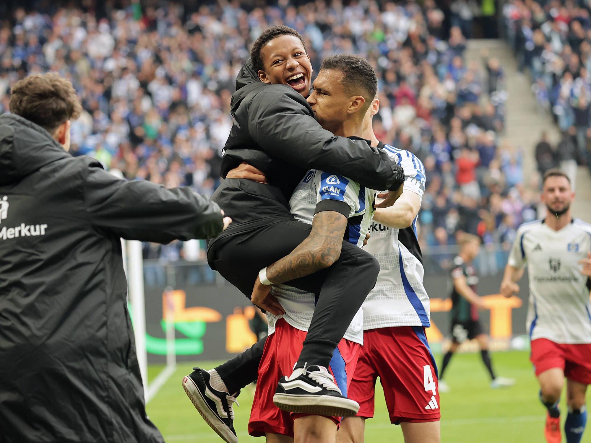 Davie Selke jubelte nach seinem Tor gegen Magdeburg mit einem Balljungen.