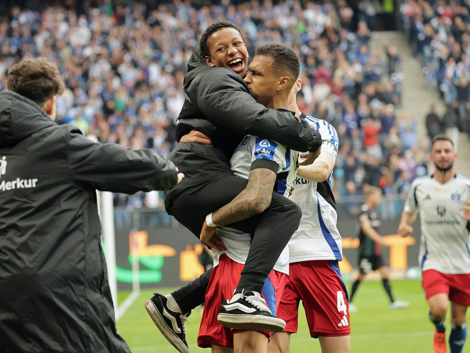 Davie Selke jubelte nach seinem Tor gegen Magdeburg mit einem Balljungen.