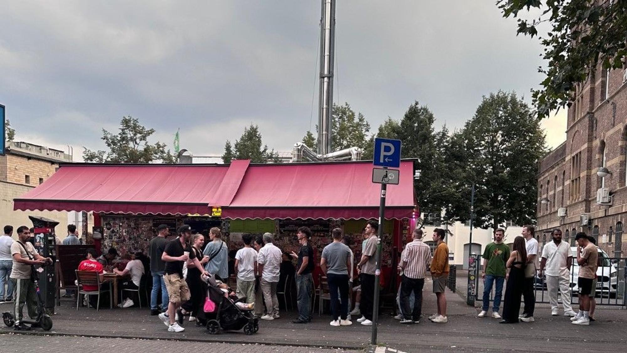 Vorm Kebapland in Köln-Ehrenfeld steht die Kundschaft Schlange.