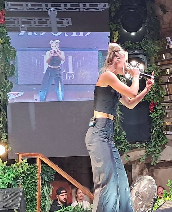 Isi Glück bei einem Auftrittim Mega-Park auf Mallorca.