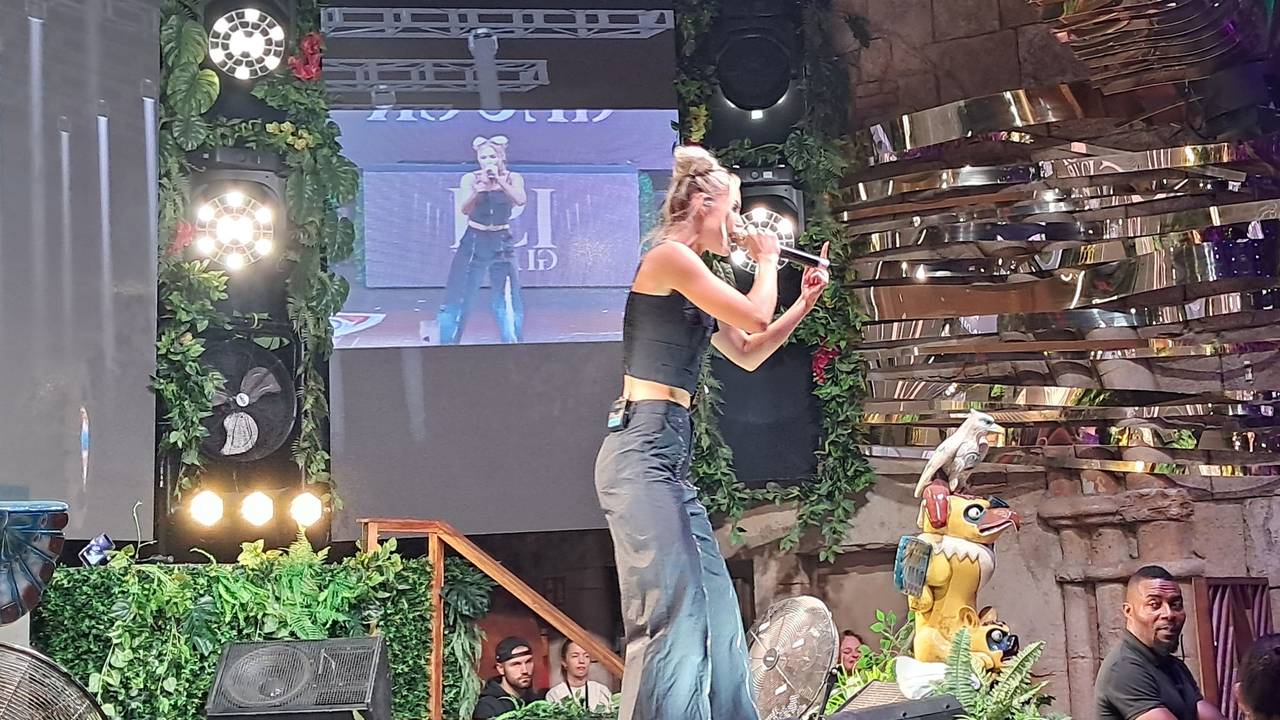 Isi Glück bei einem Auftrittim Mega-Park auf Mallorca.