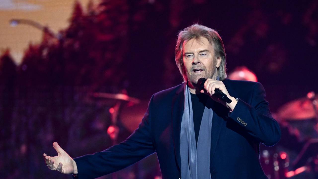 Der Sänger Howard Carpendale steht bei der Aufzeichnung der Sendung "Die Beatrice Egli Show" im Studio.