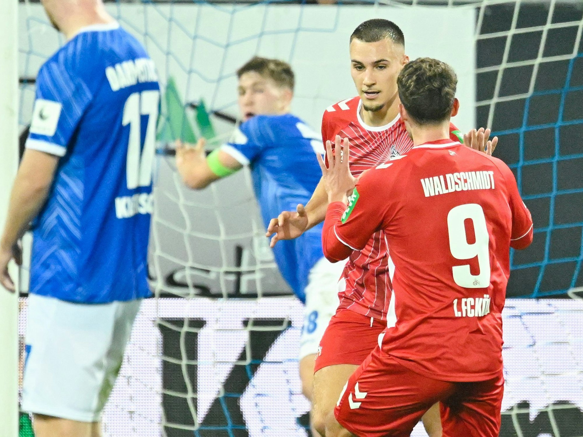 Tim Lemperle jubelt mit Luca Waldschmidt.