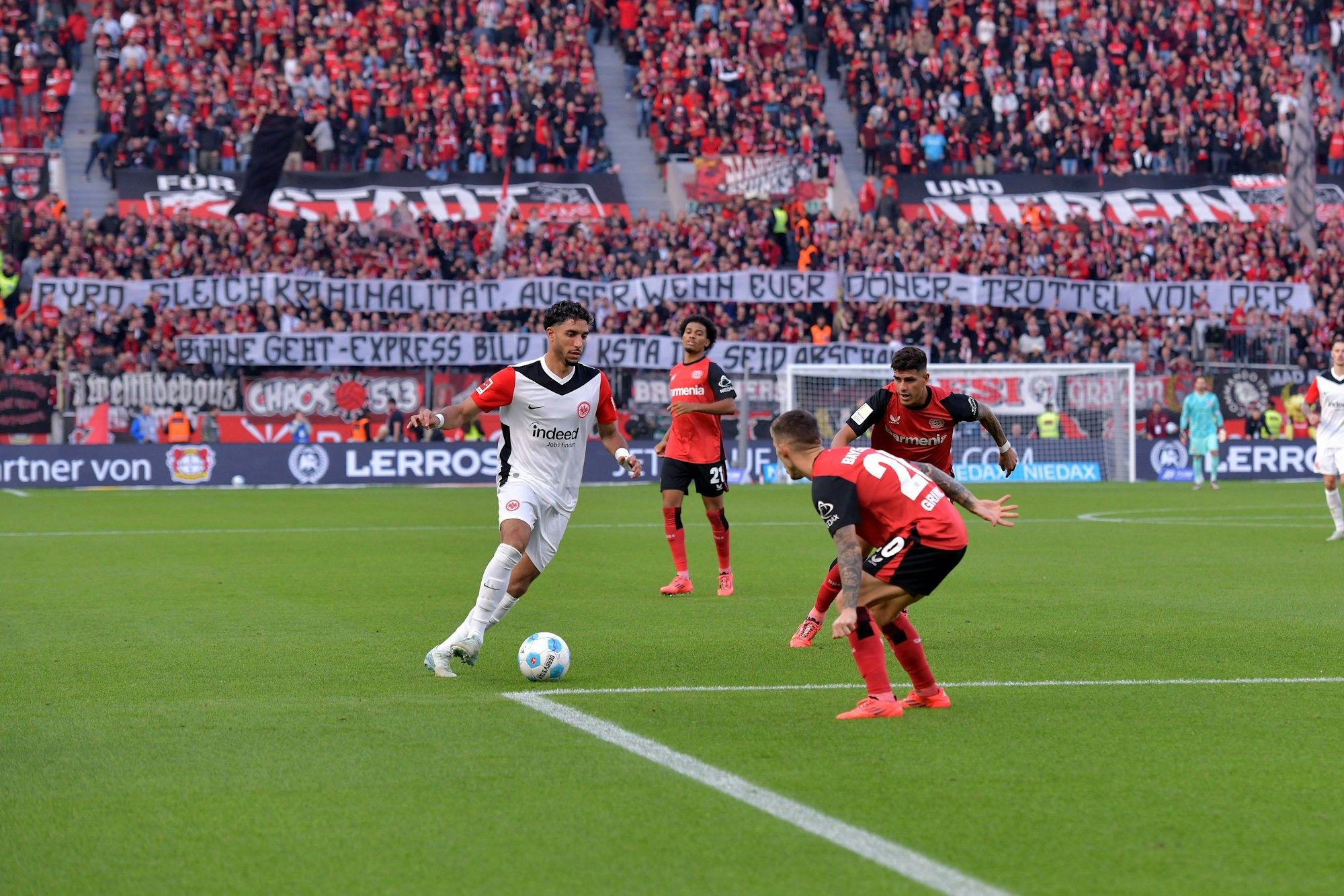 Auf einem Banner von Leverkusen-Fans steht: „Pyro gleich Kriminalität, außer wenn euer Döner-Trottel von der Bühne geht.“