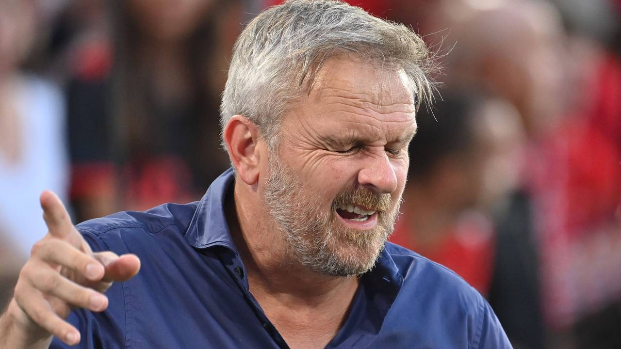 Didi Hamann gestikuliert.