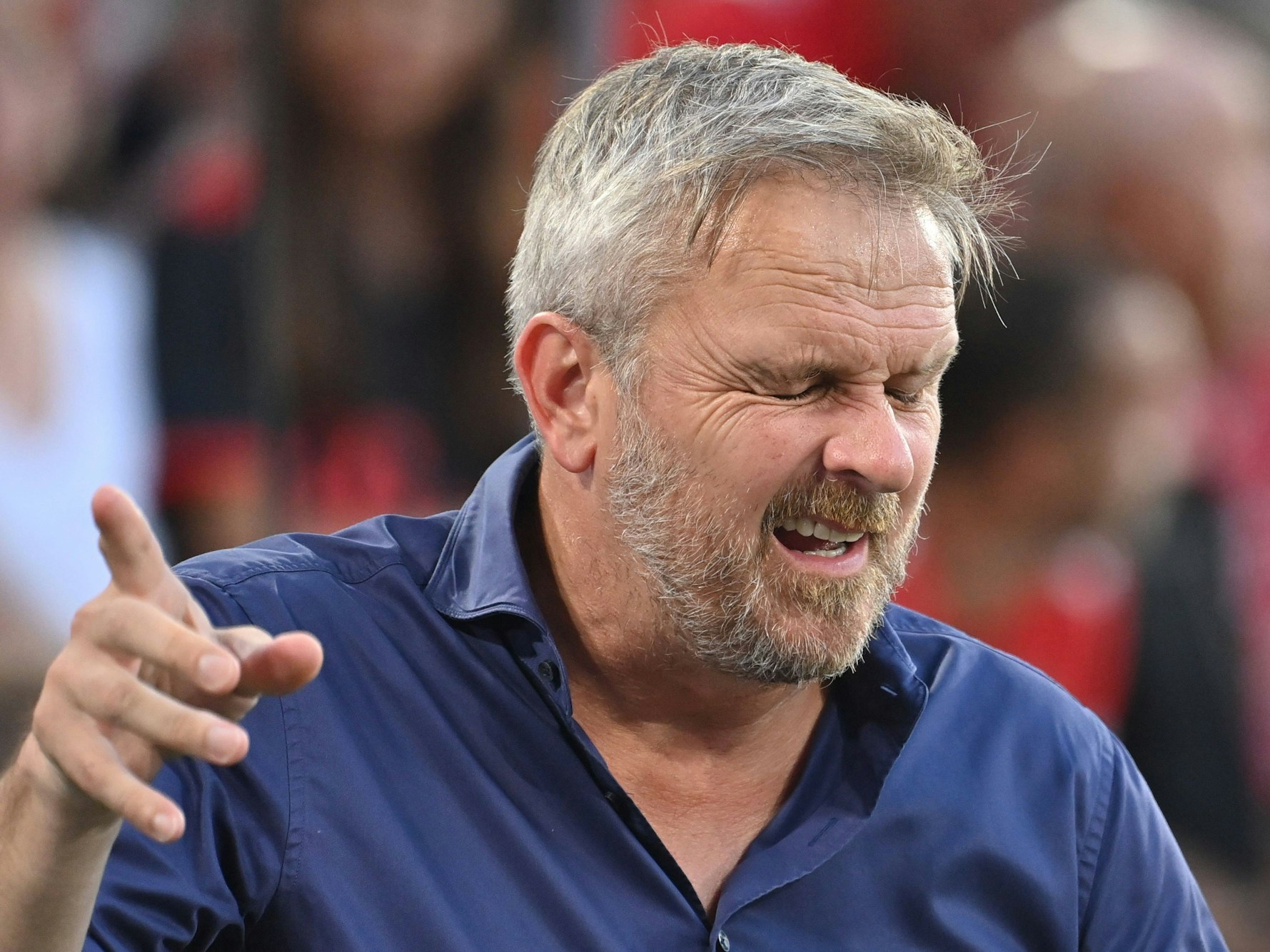 Didi Hamann gestikuliert.