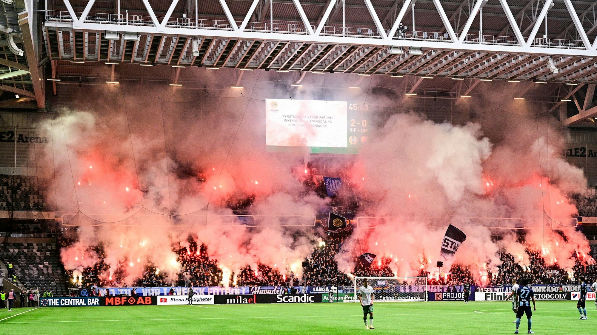 Djurgarden Fans zünden Pyrotechnik während des Allsvenskan-Fußballspiels zwischen Hammarby IF und Djurgardens IF in der Tele 2 Arena. (Foto: 20. Oktober 2024)