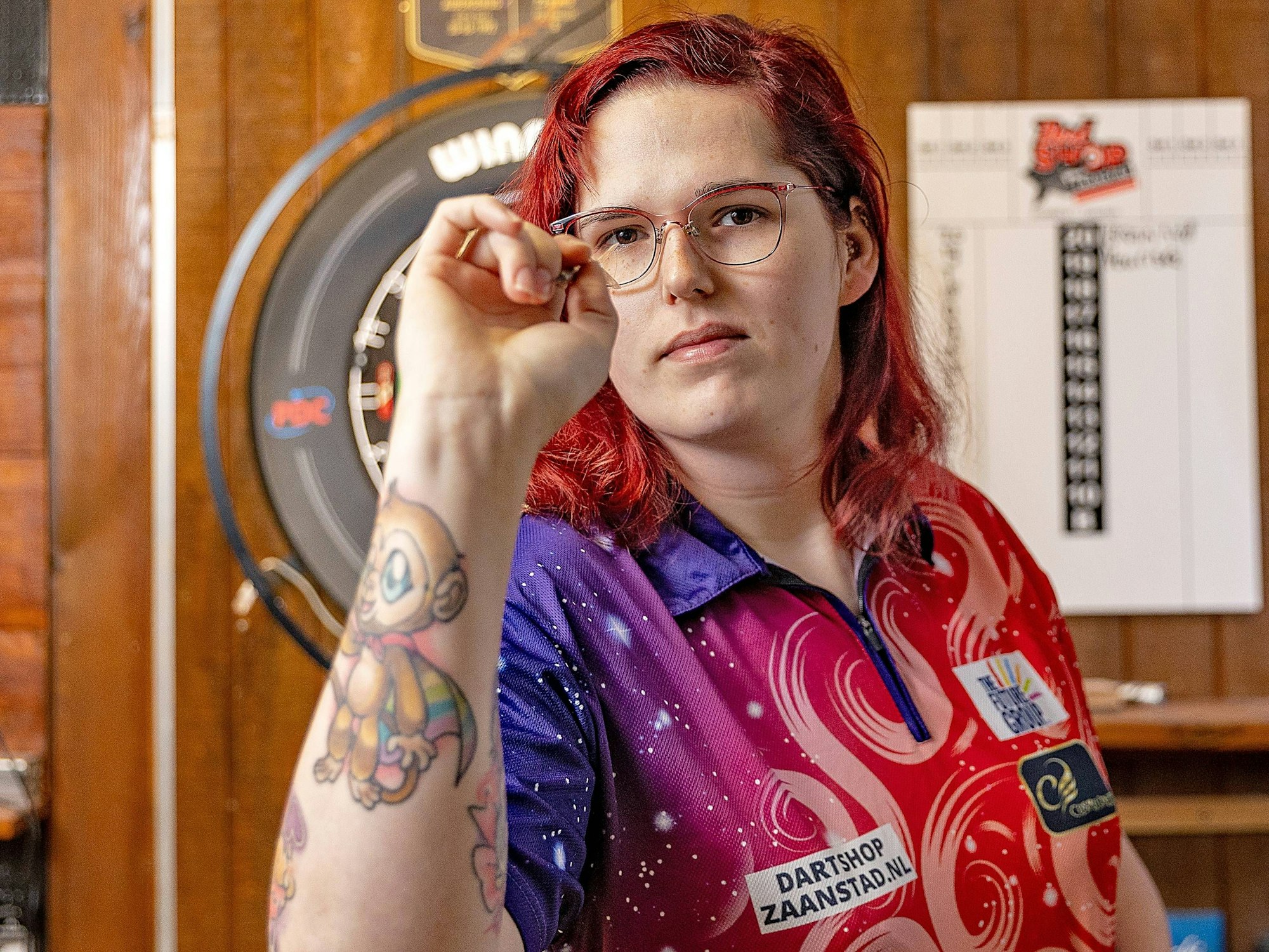 Noa-Lynn van Leuven posiert mit einem Pfeil in der Hand.