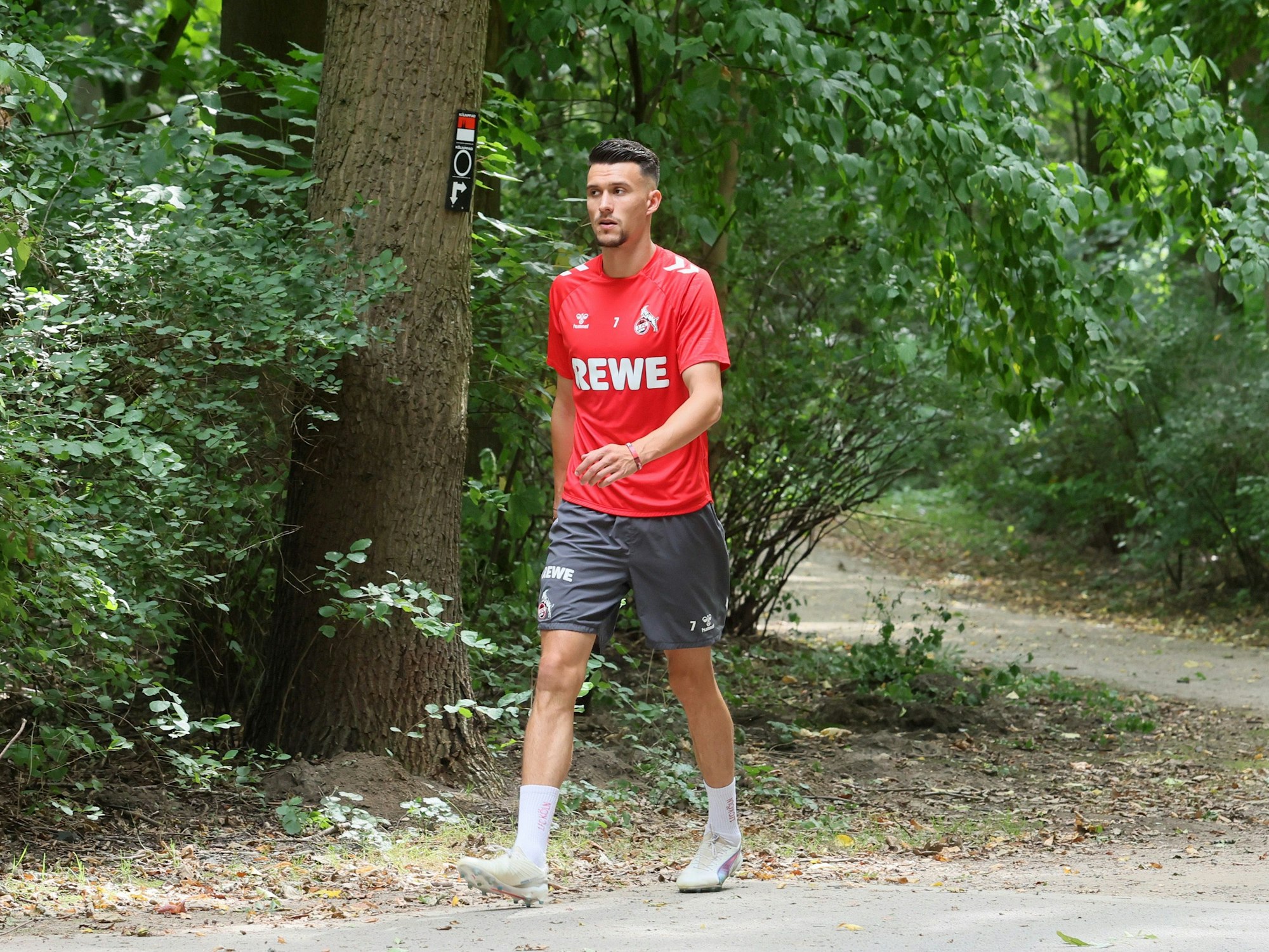 Dejan Ljubicic auf dem Weg zum Training des 1. FC Köln.