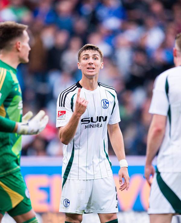 Die Schalke-Profis Ron-Thorben Hoffmann, Felipe Sanchez und Derry Murkin (v.l.n.r.) am Samstag (19. Oktober 2024) im Spiel gegen Hannover 96.