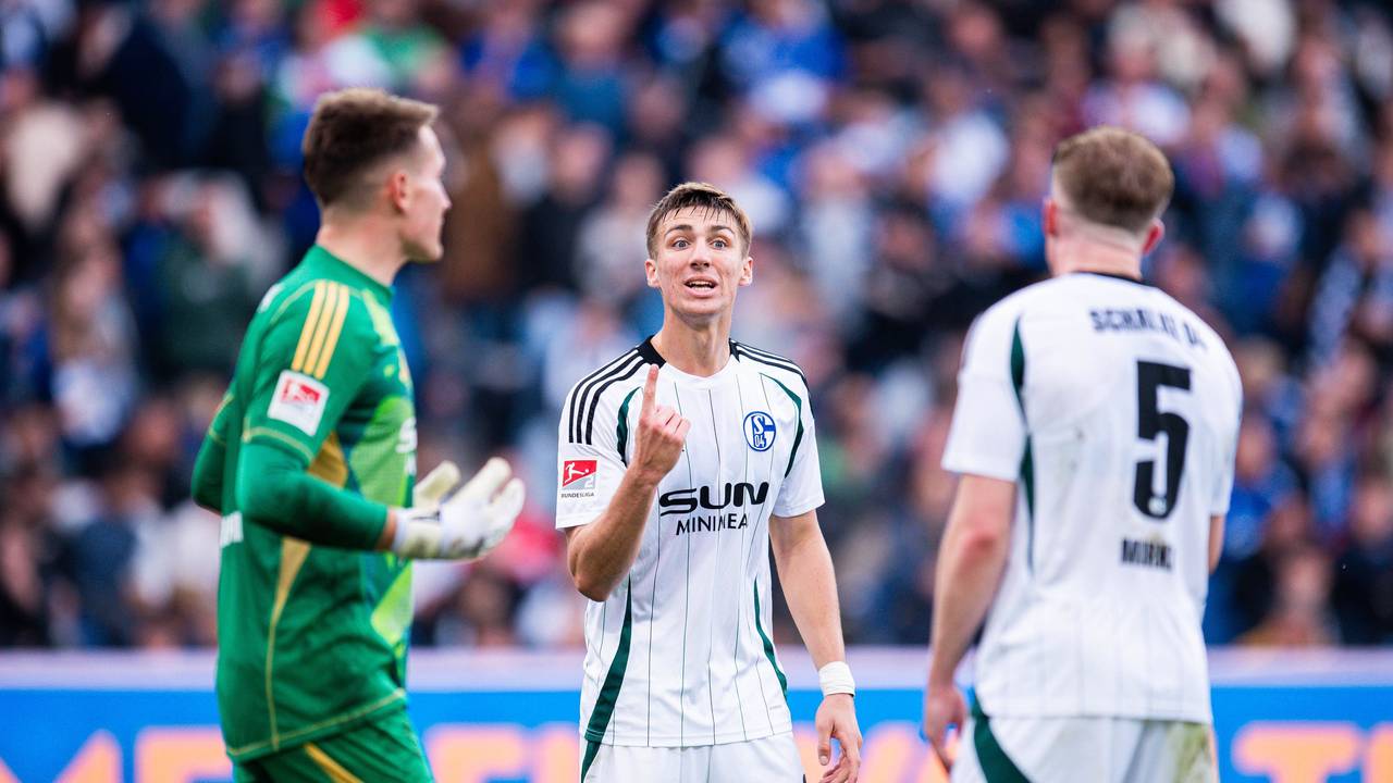 Die Schalke-Profis Ron-Thorben Hoffmann, Felipe Sanchez und Derry Murkin (v.l.n.r.) am Samstag (19. Oktober 2024) im Spiel gegen Hannover 96.