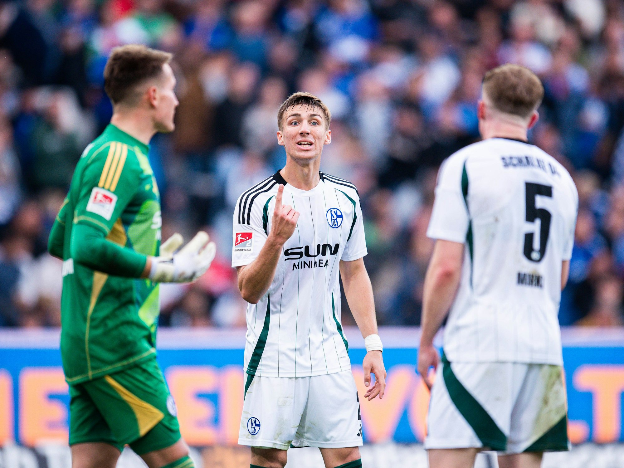 Die Schalke-Profis Ron-Thorben Hoffmann, Felipe Sanchez und Derry Murkin (v.l.n.r.) am Samstag (19. Oktober 2024) im Spiel gegen Hannover 96.