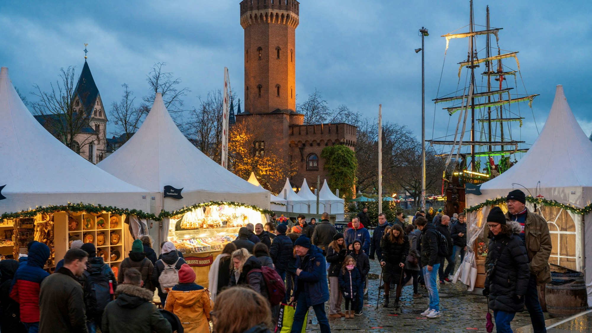 Besucher und Besucherinnen auf dem Hafenweihnachtsmarkt am Schokoladenmuseum.