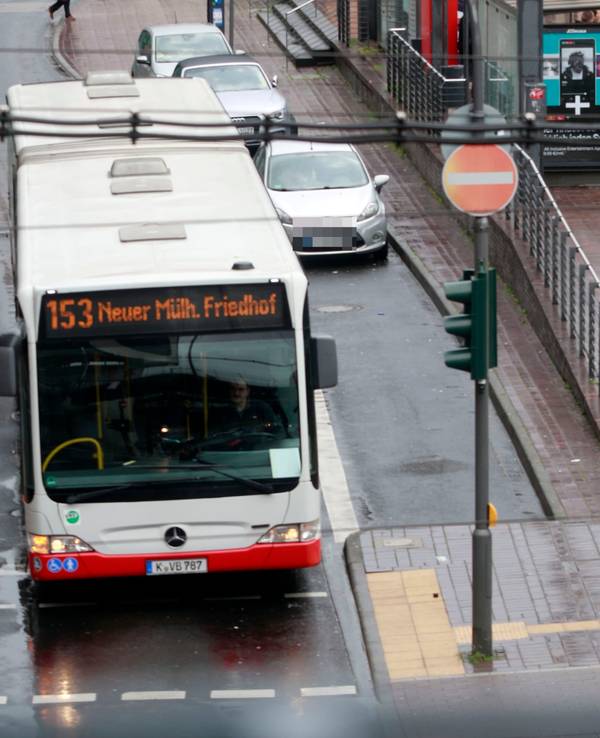 Ein KVB-Bus der Linie 153 ist am 19. April 2024 in Köln unterwegs.