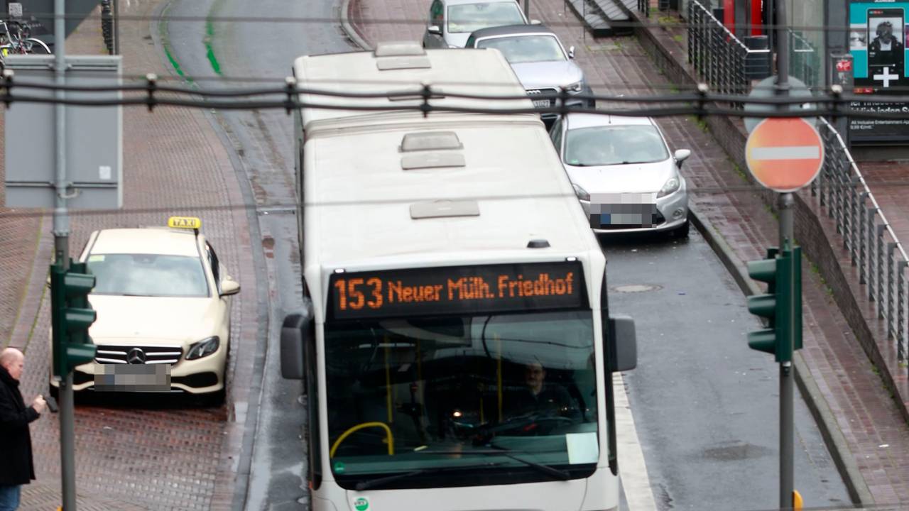 Ein KVB-Bus der Linie 153 ist am 19. April 2024 in Köln unterwegs.