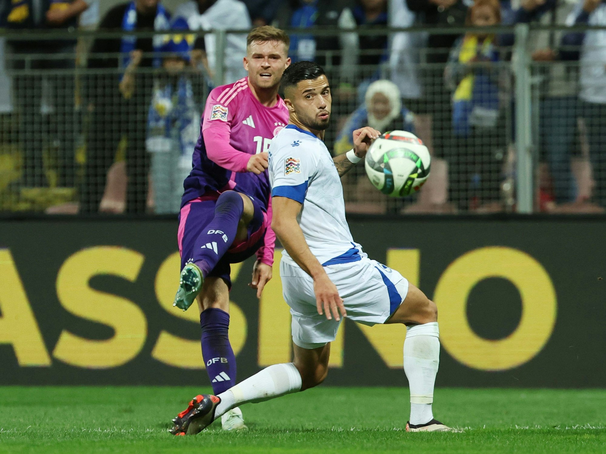Länderspiel: Deutschlands Maximilian Mittelstädt gegen Jusuf Gazibegovic (Bosnien-Herzegowina).