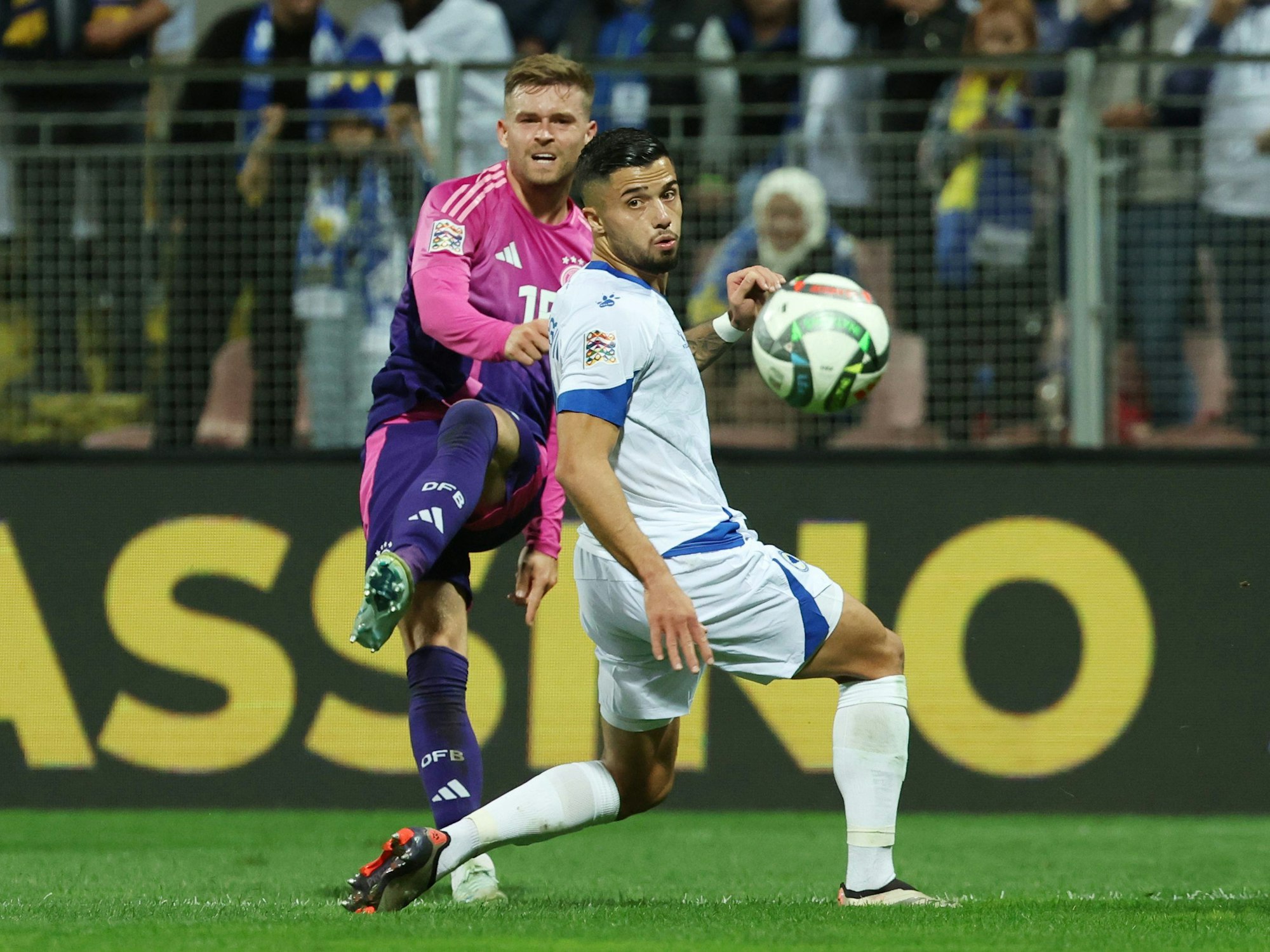Deutschlands Maximilian Mittelstädt (hinten) kommt gegen Bosniens Jusuf Gazibegovic zum Schuss.