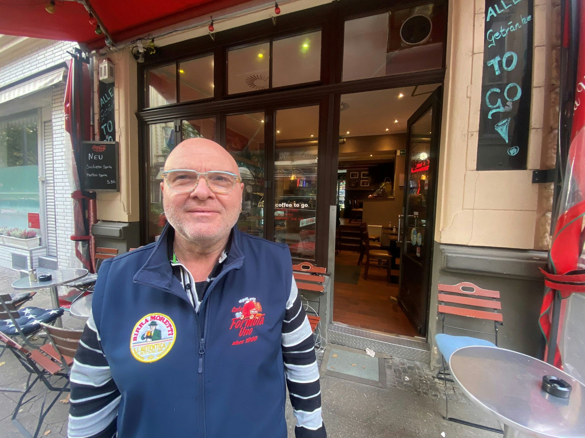 Carmelo Bennardo steht vor seinem Café „Formula Uno“.