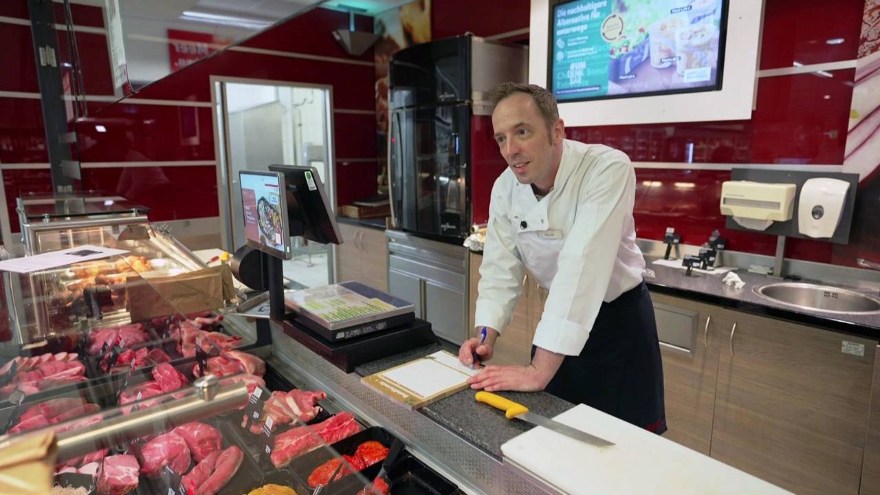 Daniel an der Fleischtheke, wo er auch gerne eigene Rezepte für die Kundschaft auslegt.