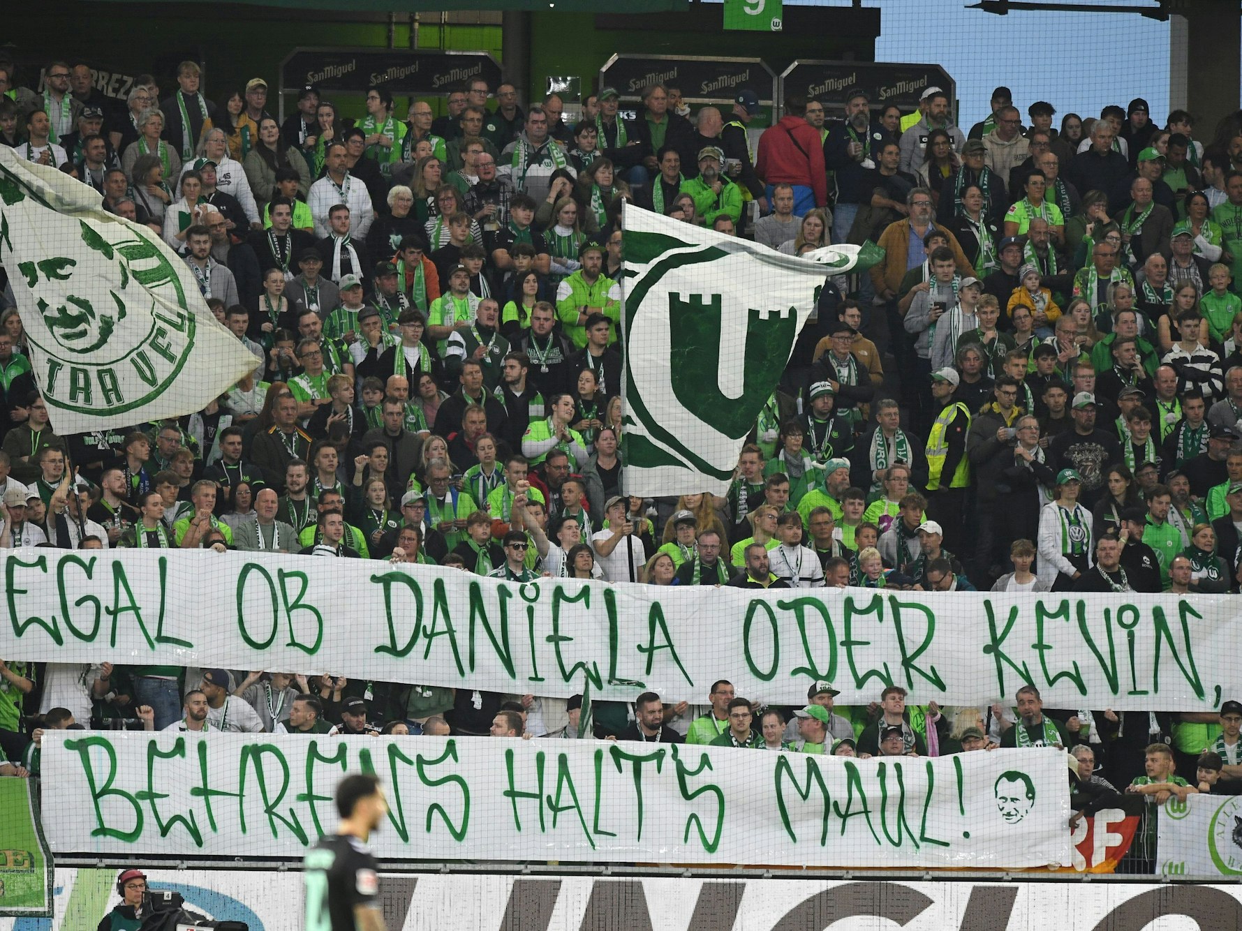 Fans vom VfL Wolfsburg zeigten am Sonntag (20. Oktober 2024) ein Banner „Egal ob Daniela oder Kevin, Behrens halt’s Maul“.