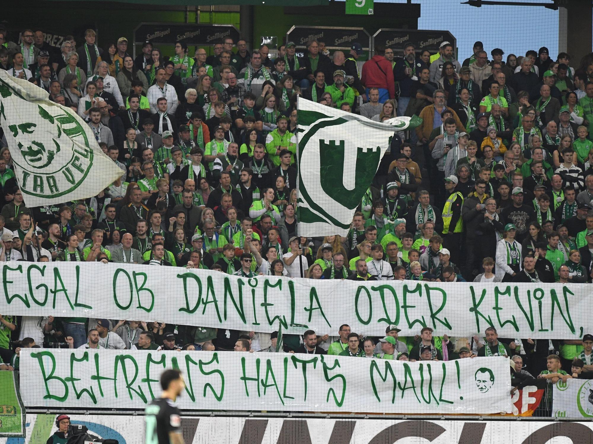 Fans vom VfL Wolfsburg zeigten am Sonntag (20. Oktober 2024) ein Banner „Egal ob Daniela oder Kevin, Behrens halt’s Maul“.