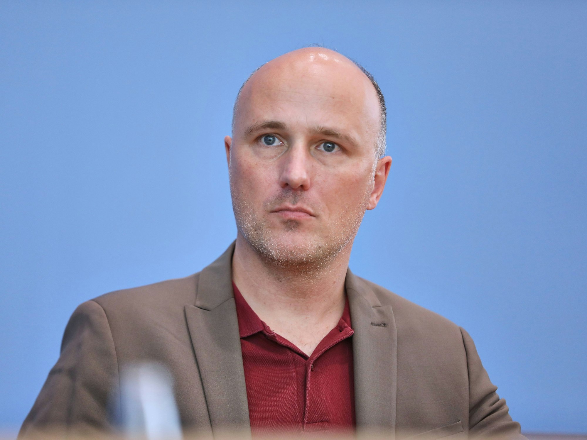 Sven Lehmann, hier im September 2024 in Berlin, hat auf Instagram über seine Lungenentzündung gesprochen.