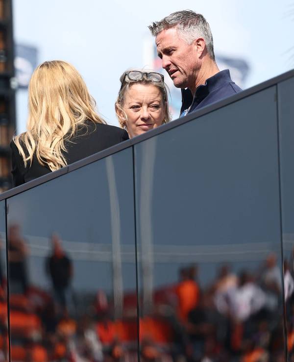 Mick Schumacher (l.) am 25. August 2024 mit Ralf Schumacher (r.) und Managerin Sabine Kehm.