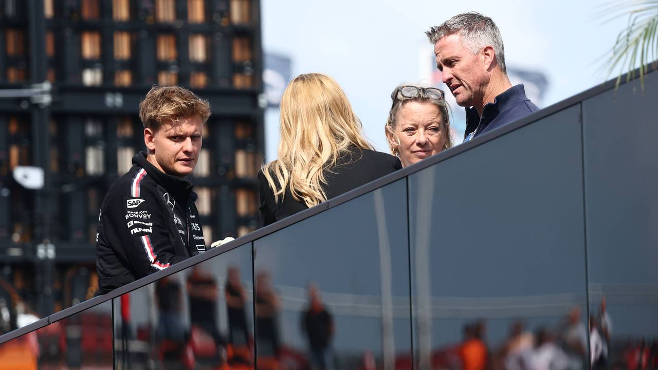 Mick Schumacher (l.) am 25. August 2024 mit Ralf Schumacher (r.) und Managerin Sabine Kehm.