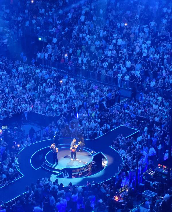 Sänger Justin Timberlake während seines Konzerts in der Kölner Lanxess-Arena auf der Bühne.