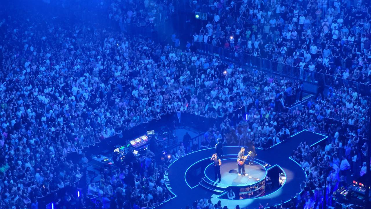 Sänger Justin Timberlake während seines Konzerts in der Kölner Lanxess-Arena auf der Bühne.