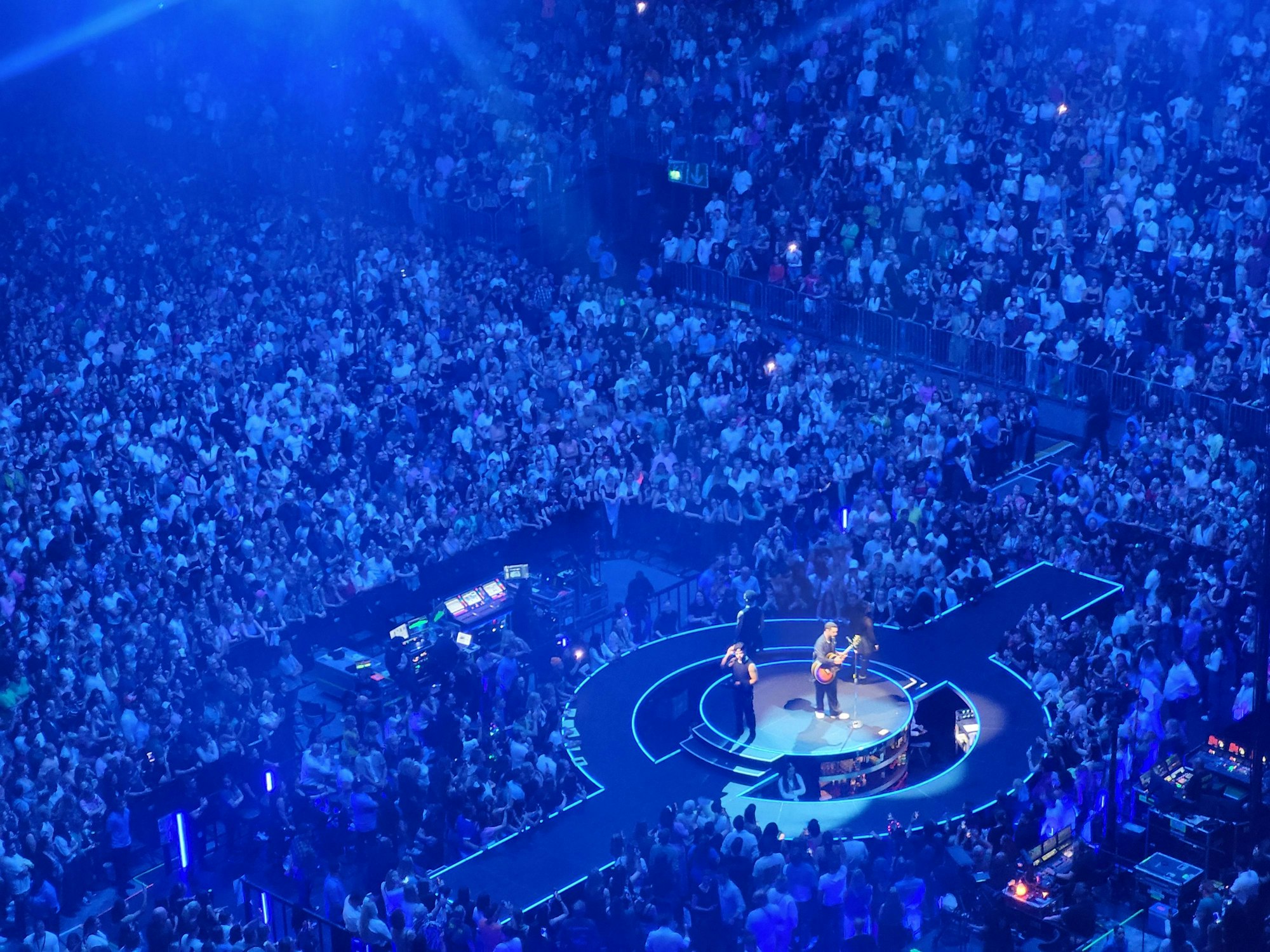 Sänger Justin Timberlake während seines Konzerts in der Kölner Lanxess-Arena auf der Bühne.