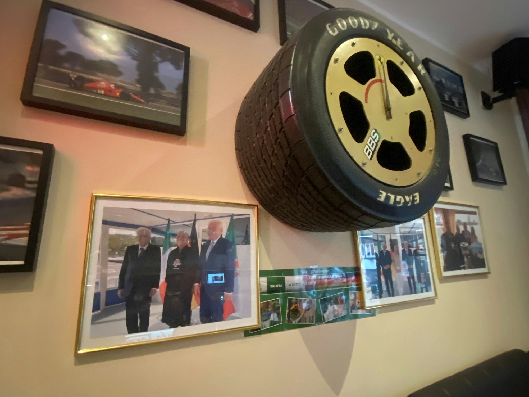 Foto mit den beiden Präsidenten hängt an einer Wand im Café.