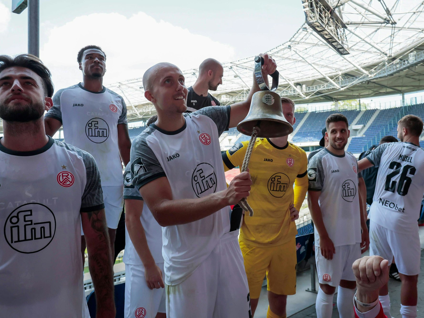 Tobias Kraulich schlägt die Glocke bei Rot-Weiss Essen nach dem 1:3 Auswärtssieg.
