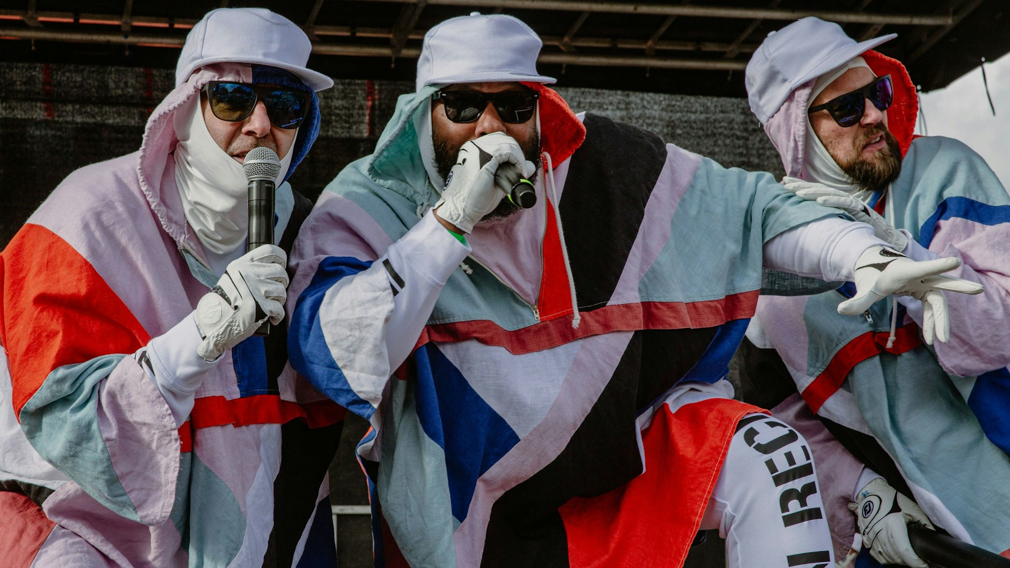 Deichkind beim Konzert auf der Bühne.