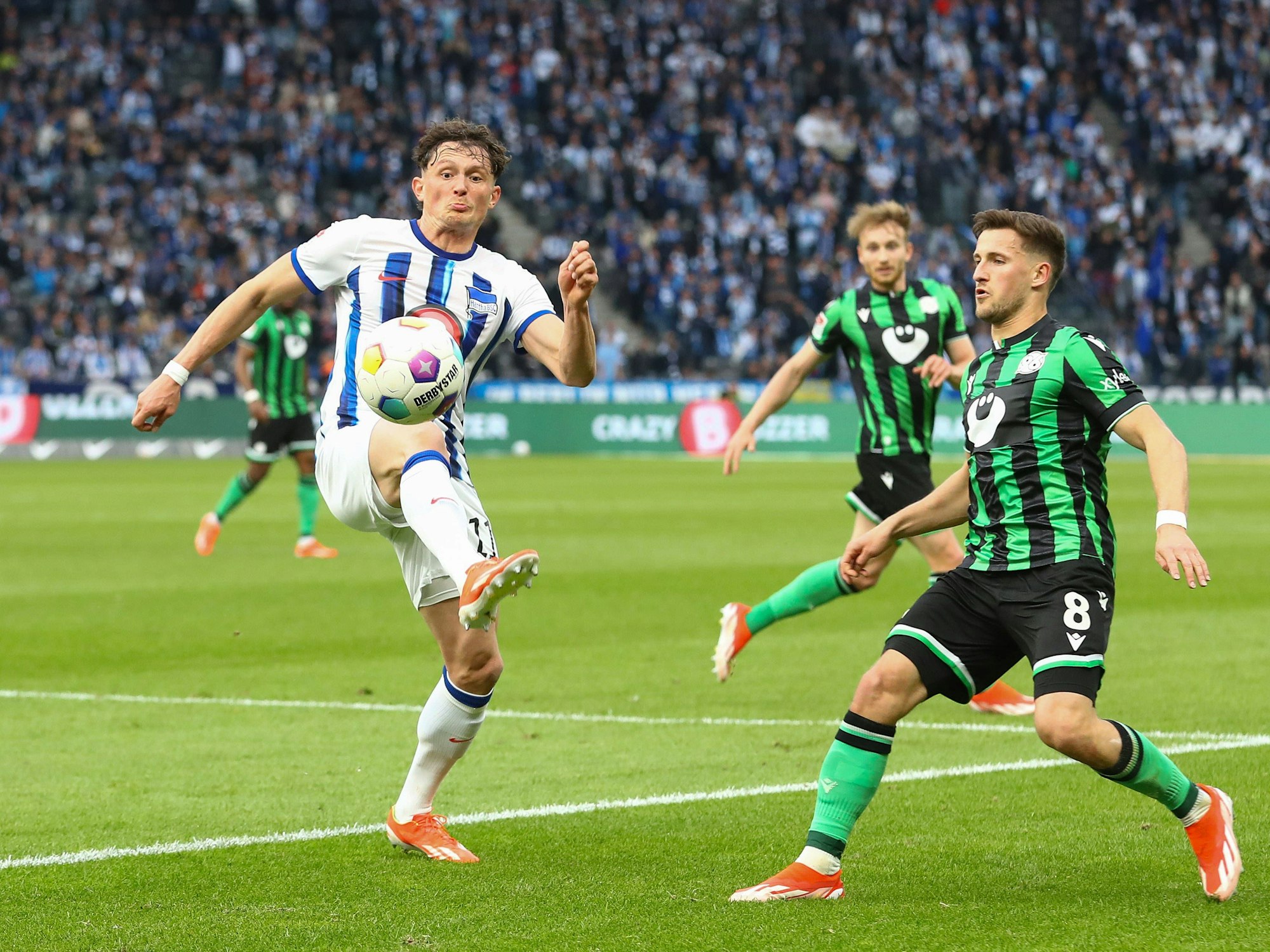 Fabian Reese (l.) und Enzo Leopold im Kampf um den Ball.