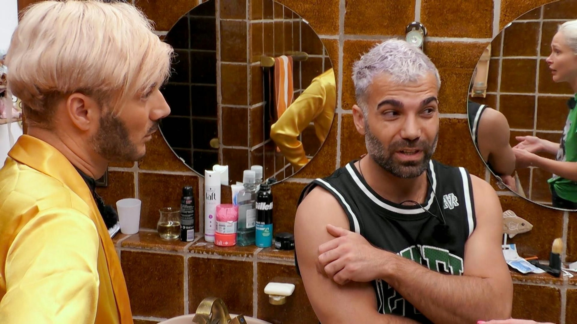 Sam (l.) und Rafi bei der Aussprache.