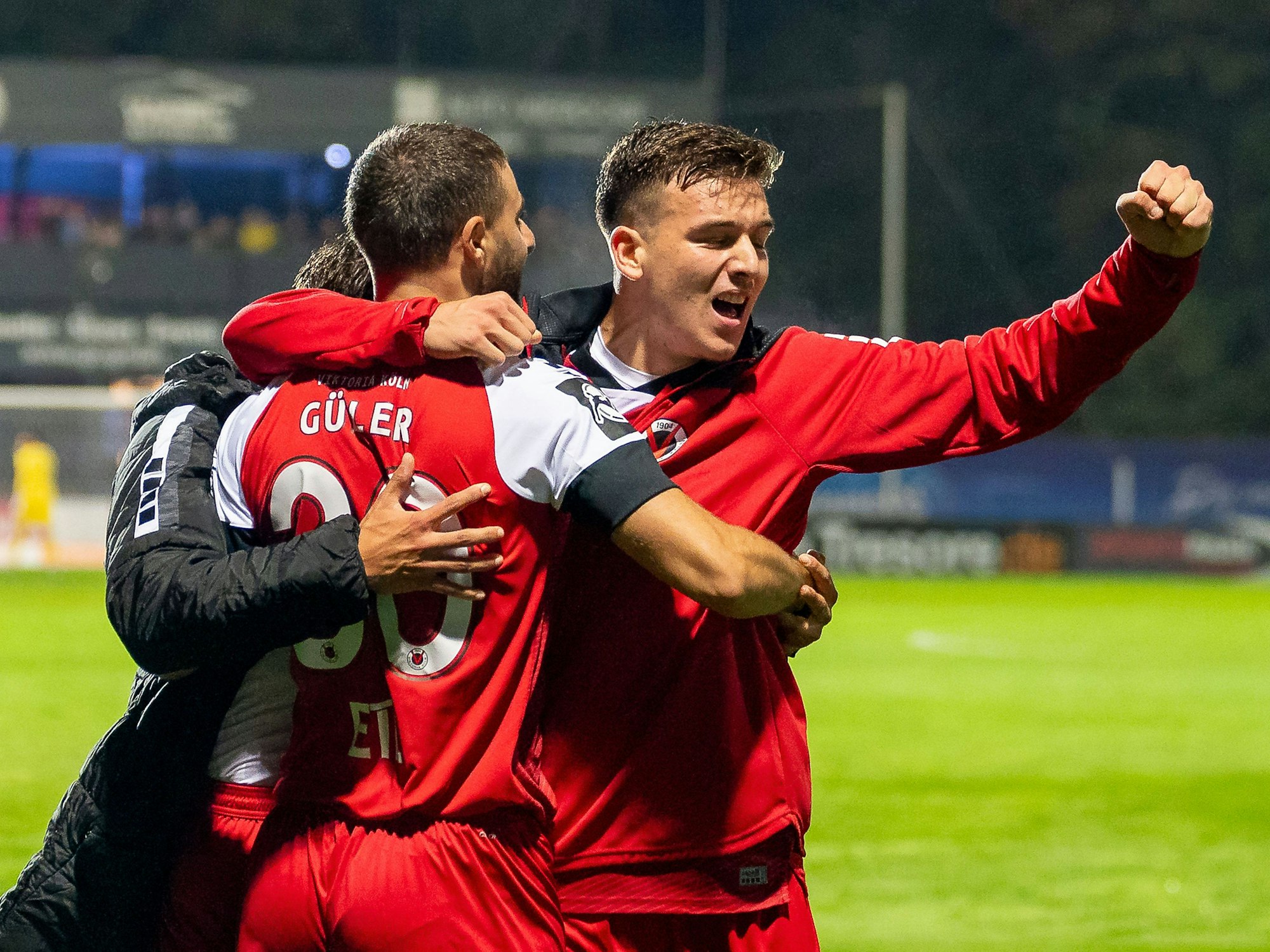 Die Spieler von Viktoria Köln bejubeln das zwischenzeitliche 4:3 im Heimspiel gegen Ingolstadt am 22. Oktober 2024.