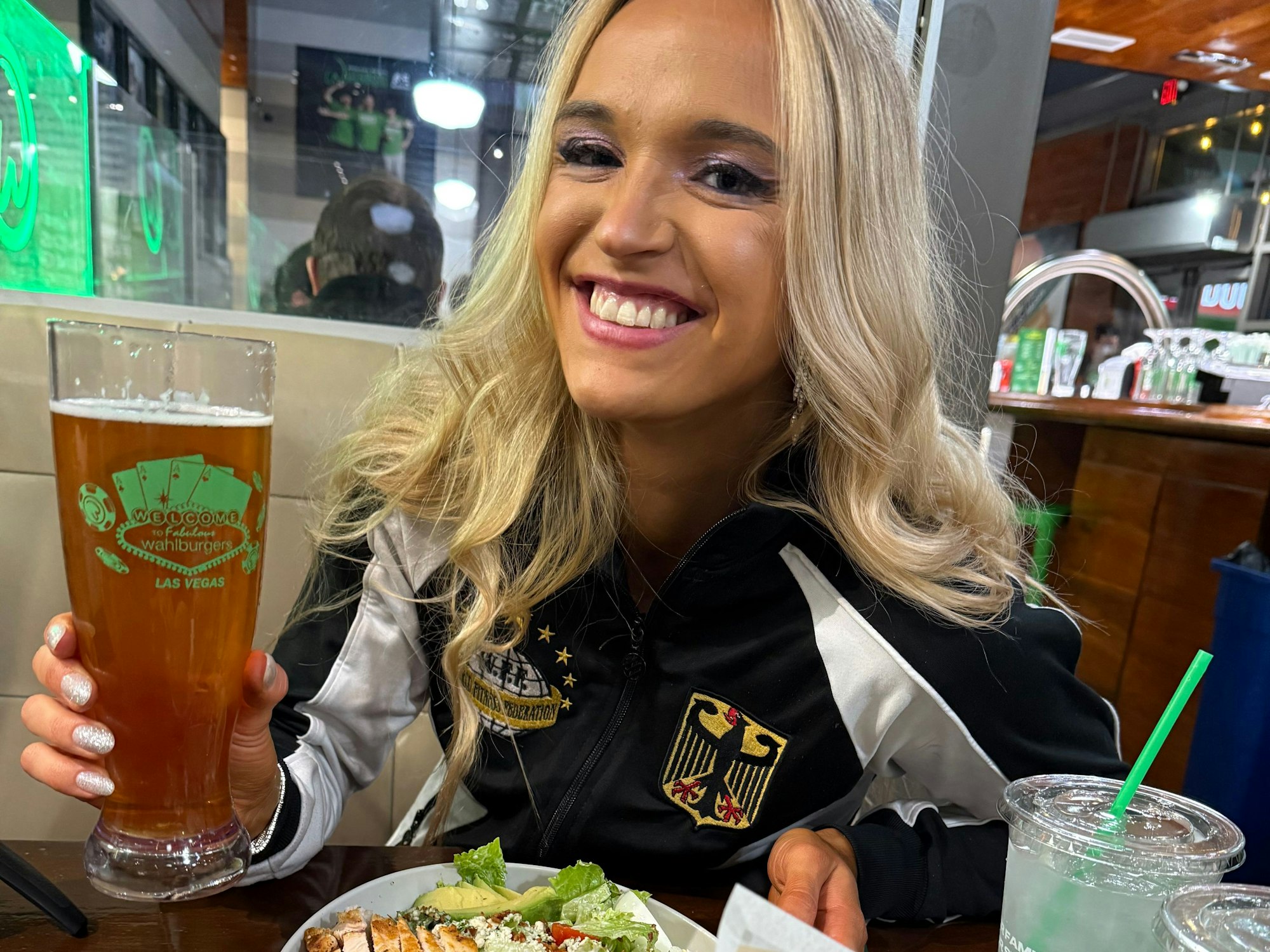 Lia Liebing nach ihrem Sieg in Las Vegas mit einem Bier.