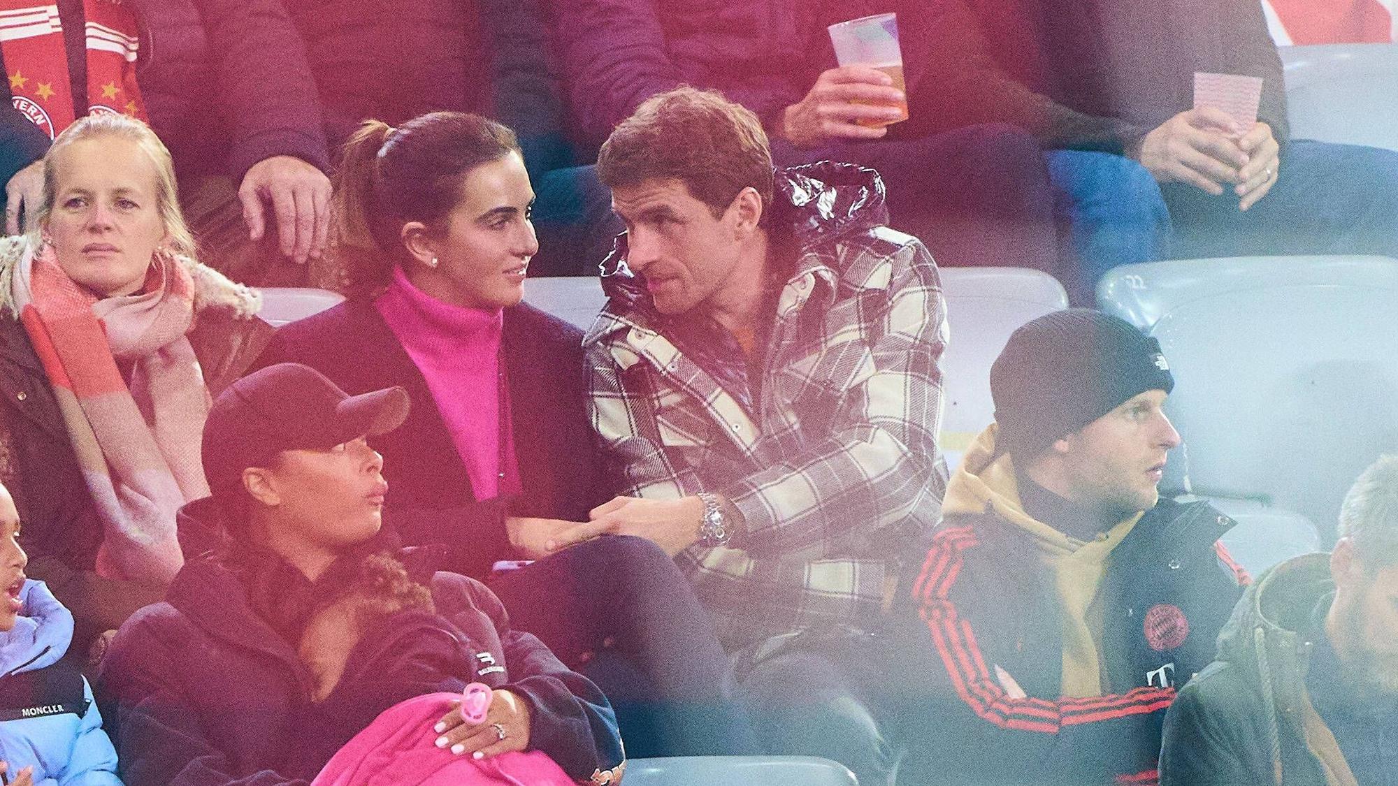 Lisa und Thomas Müller gemeinsam auf der Tribüne bei einem Spiel des FC Bayern.