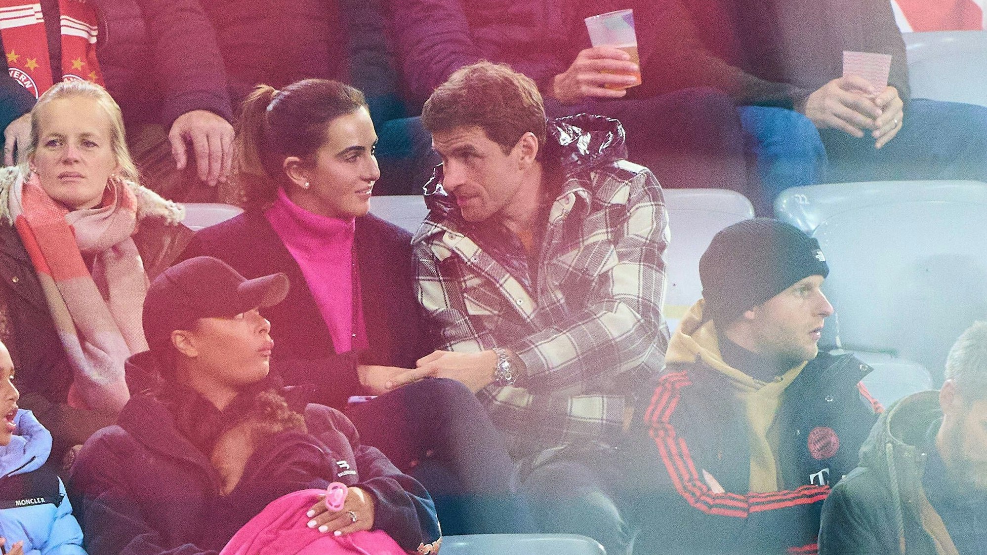 Lisa und Thomas Müller gemeinsam auf der Tribüne bei einem Spiel des FC Bayern.