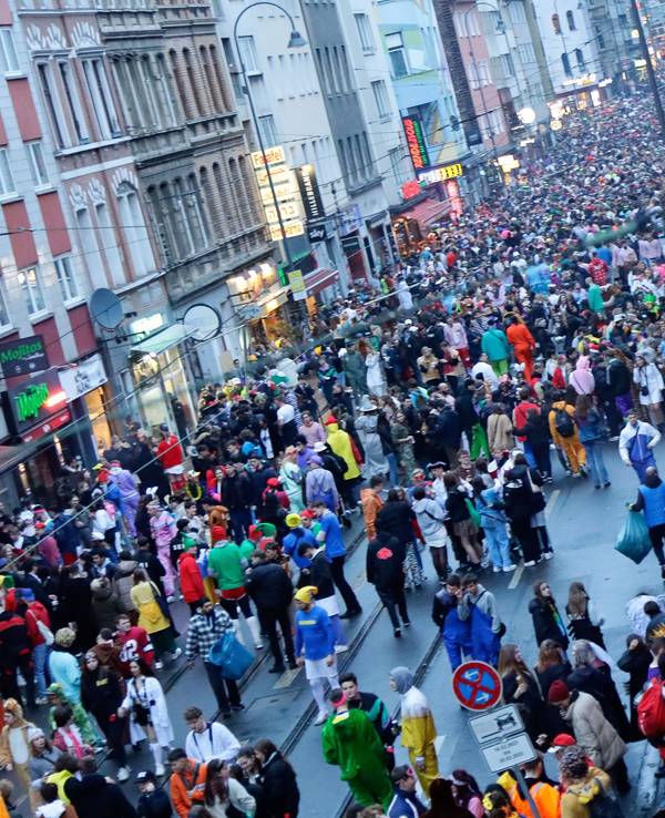 Feiernde auf der Zülpicher Straße.
