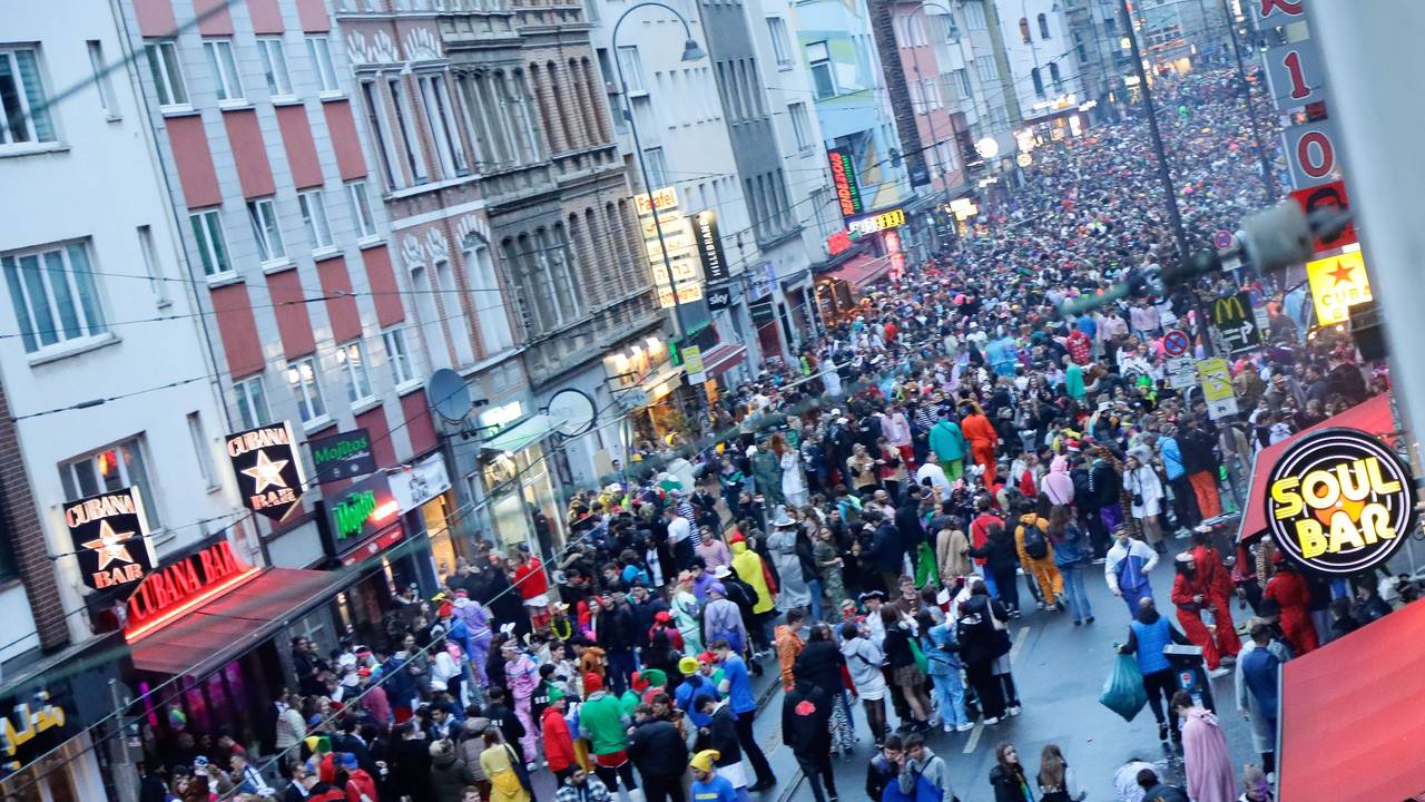 Feiernde auf der Zülpicher Straße.