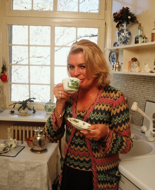 Christiane Maybach trinkt in ihrer Wohnung eine Tasse Kaffee.